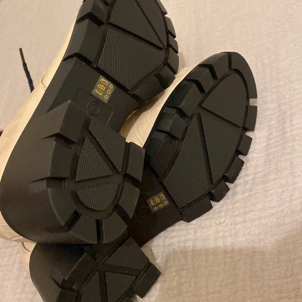 DIRTY LAUNDRY PLATFORM SHOES . Size 7 . New